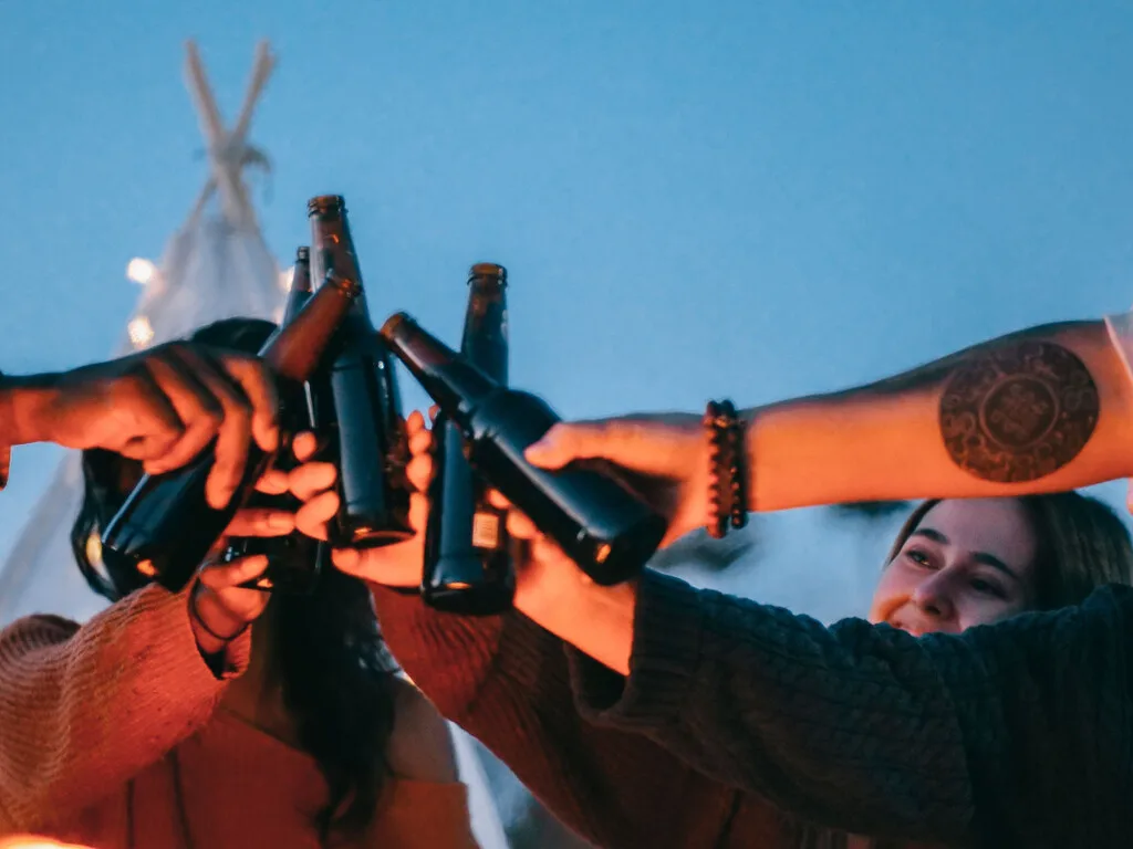 Dejar el alcohol para socializar mejor parecía una buena idea. El problema es que algunos lo están sustituyendo por medicamentos