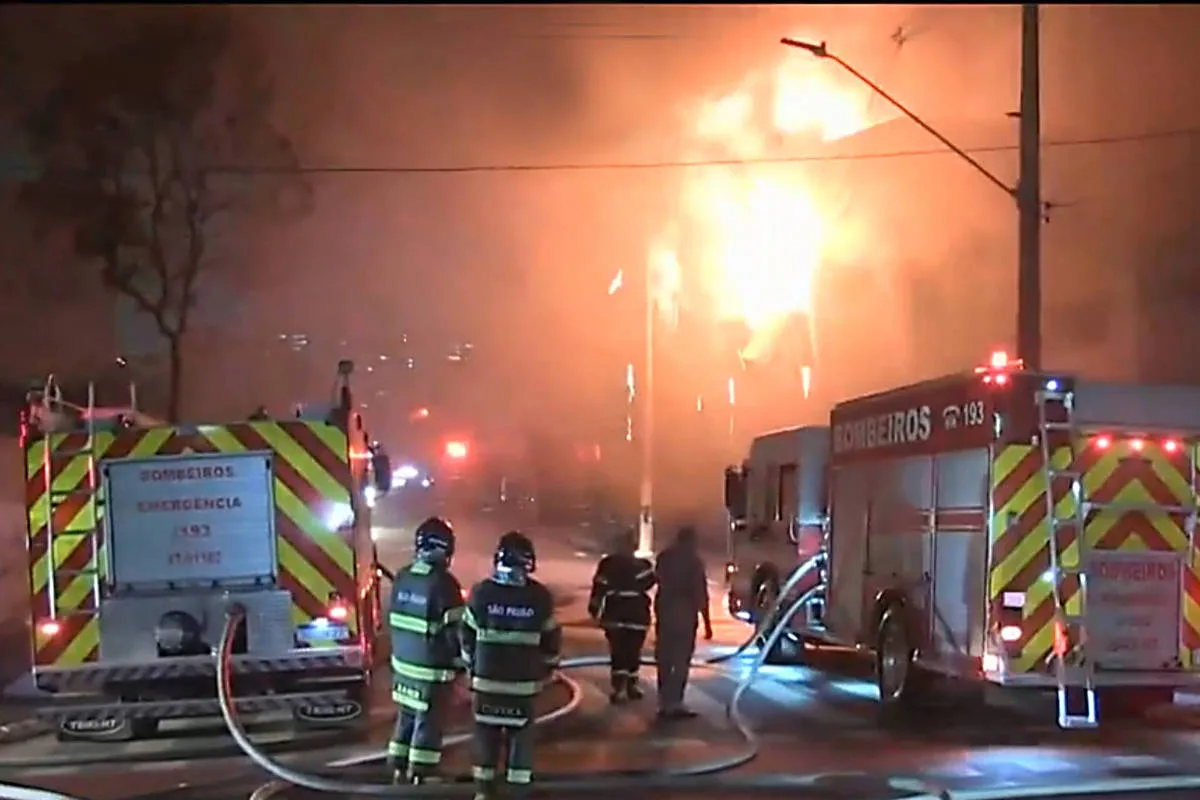 Bombeiros combatem fogo em prédio comercial na região central de SP