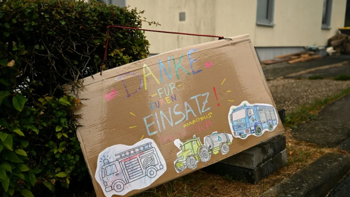 Merz dankt Einsatzkräften nach Brand in Hürtgenwald - „Das ist der Klimawandel“