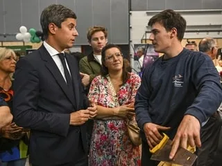 « On se sent complètement oubliés » : à la Foire du Mans, le candidat Gabriel Attal recueille les doléances des Sarthois