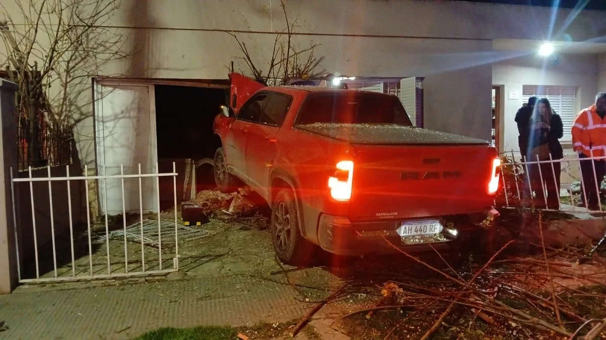 Manejaba alcoholizado y terminó con la camioneta incrustada en la casa de un jubilado