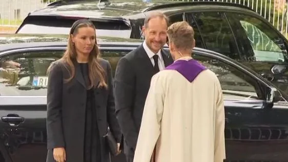 Haakon VIII, arropado por su hija Ingrid en el funeral familiar del rey Harald: sin Mette-Marit y con su madre, la reina Sonia