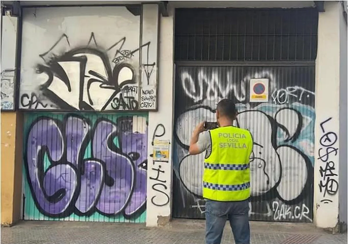 Esta es la condena que ha impuesto un juez al autor de los grafitis de la fachada del Ayuntamiento de Sevilla