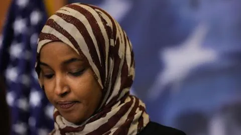 Trump recrudece su ofensiva contra Ilhan Omar y abre la puerta a retirarle la ciudadanía estadounidense