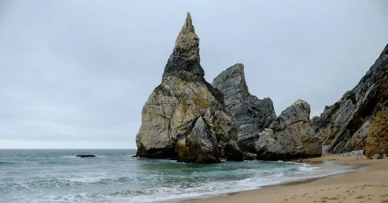 Buscas por jovem desaparecido na Praia da Ursa retomadas