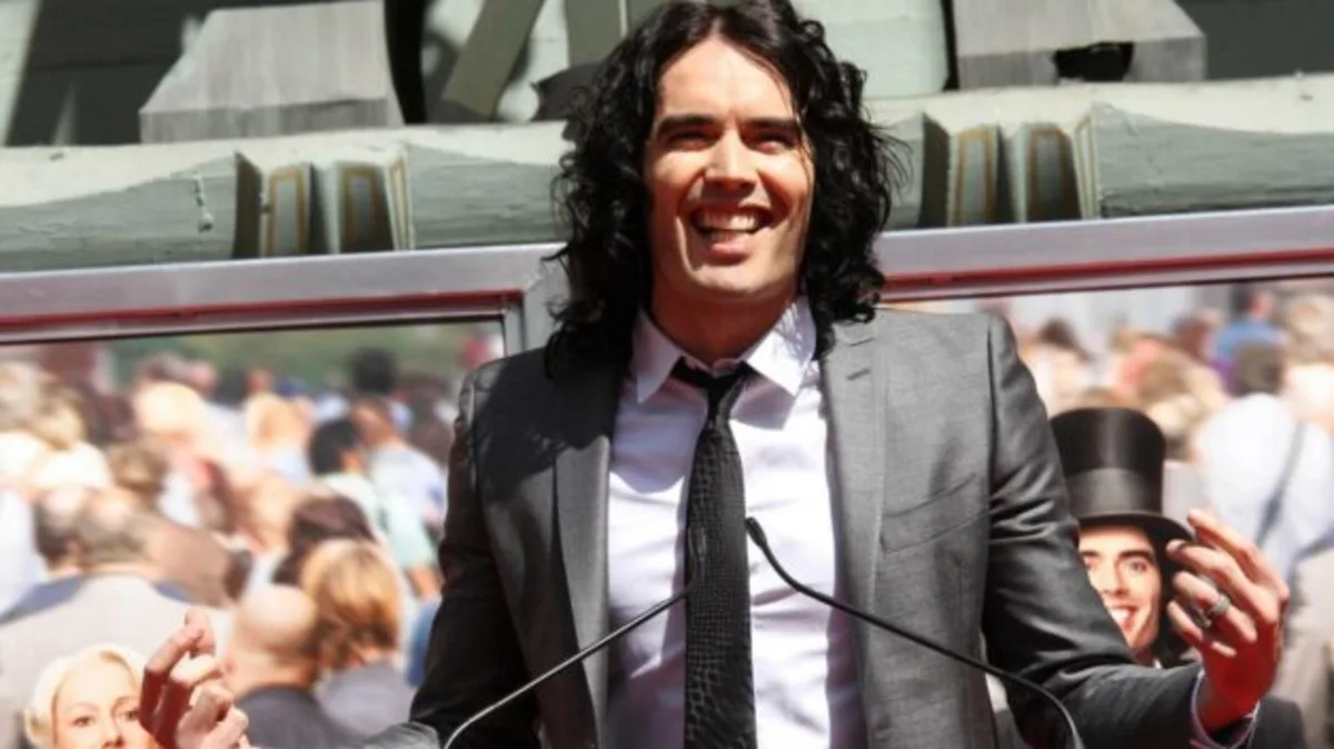 Russell Brand é julgado por estupro e agressão