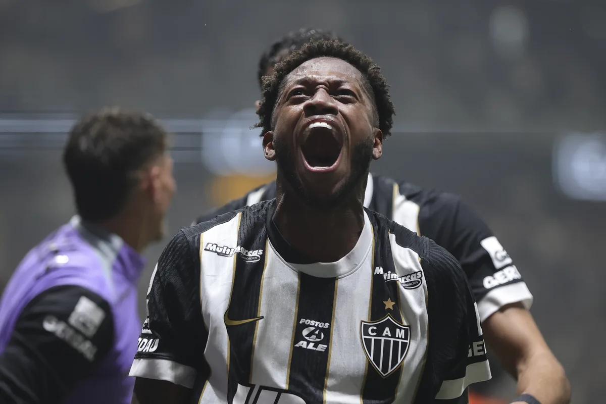 Atlético-MG aproveita expulsão, vira com golaço de Fred e elimina Cruzeiro