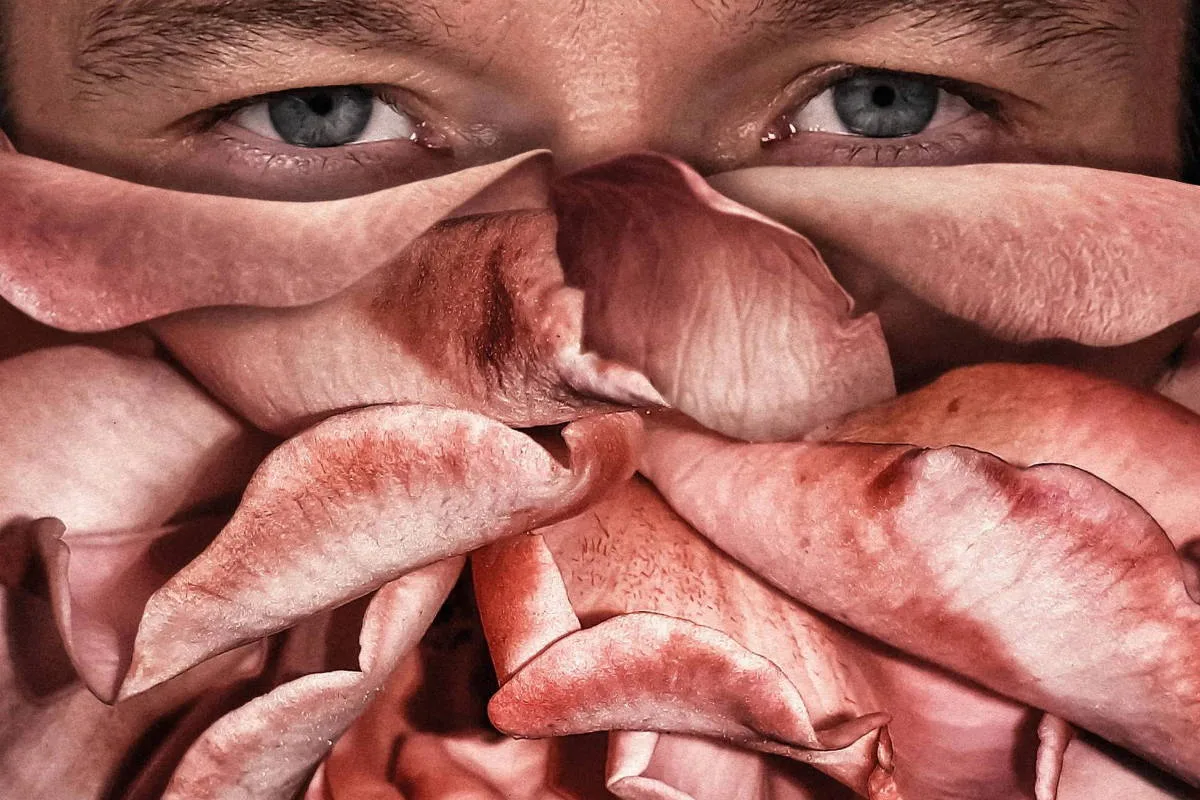 Karim Aïnouz despedaça os super-ricos com sangue e sexo em 'Rosebush Pruning'