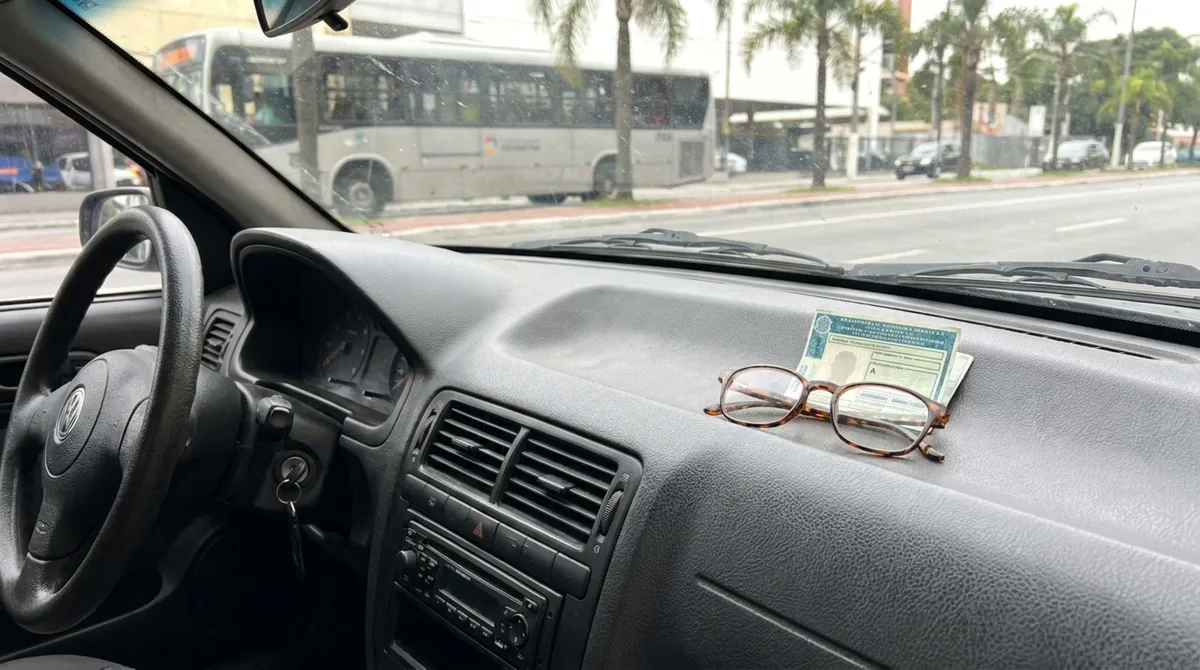 Todos os motoristas que usam óculos precisam observar esta informação impressa na CNH