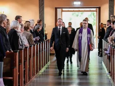 Norwegians in emotional memorials remembering the late King Harald V