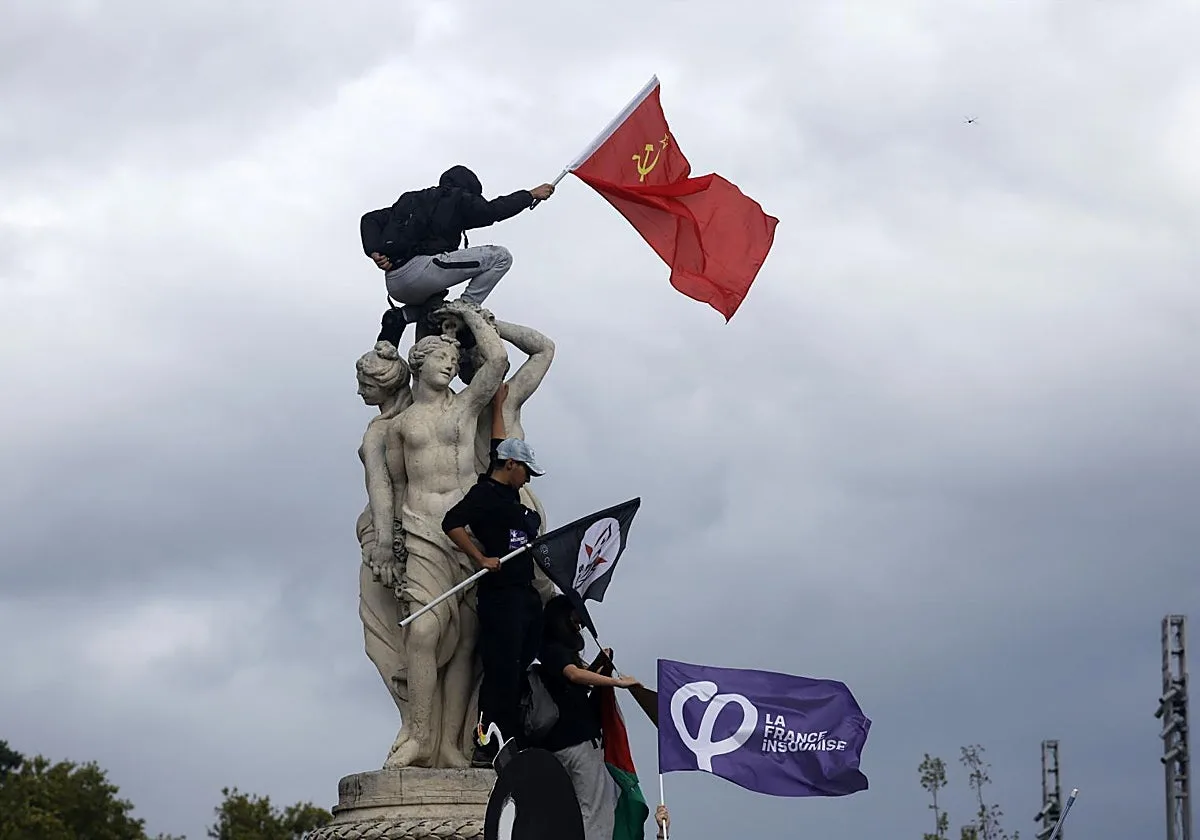 El Gobierno francés anuncia el contrato de 3.000 profesores suplentes en una jornada con cargas contra los estudiantes