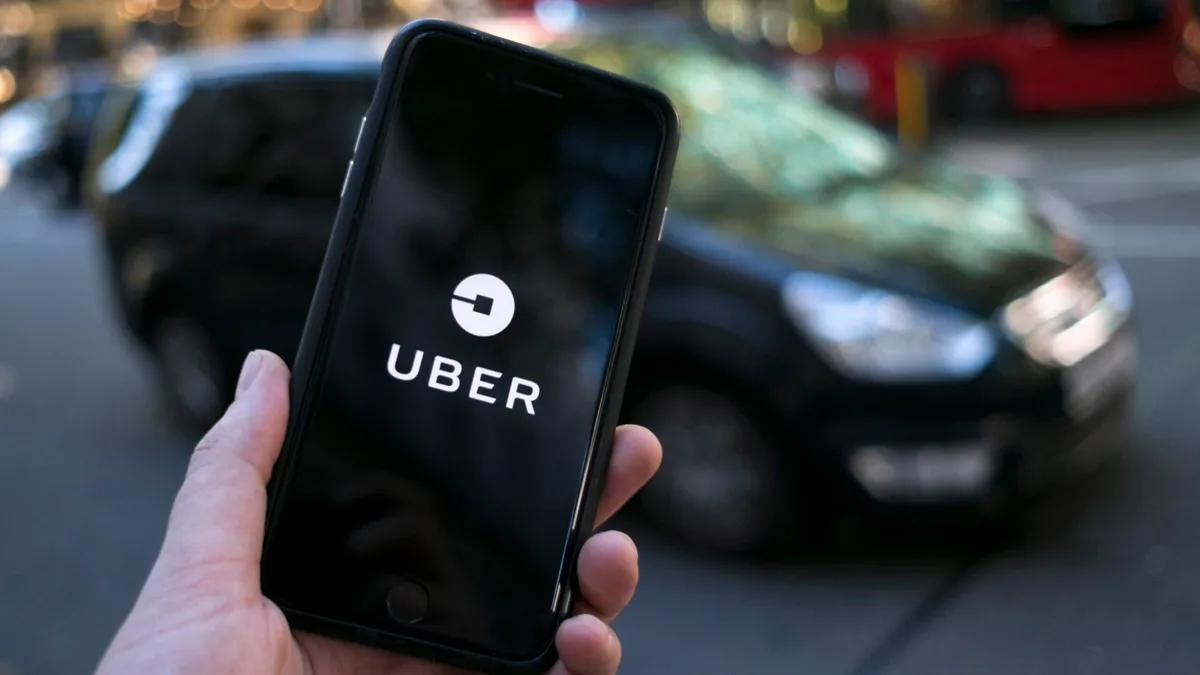 Motoristas movem ação contra a Uber por violação de dados e remunerações