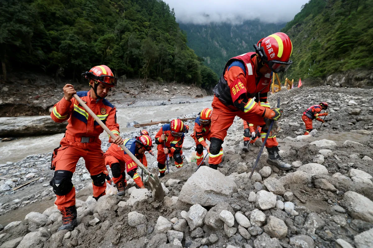 China elevó la cifra de muertos a 16 en Tíbet por la riada mientras los rescatistas buscan salvar vidas a contrarreloj