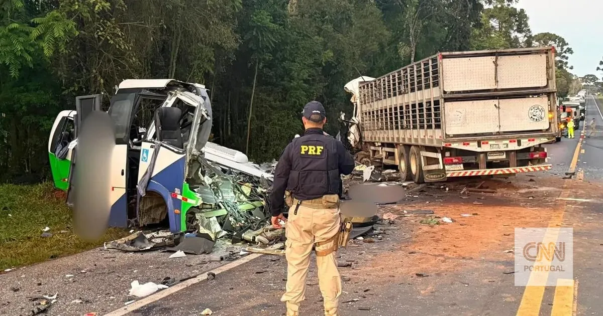 Acidente entre autocarro e camião faz pelo menos 22 mortos no Brasil