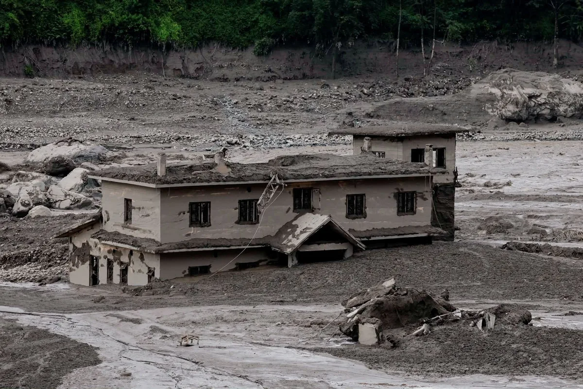 Una inundación repentina arrasó pueblos en la frontera de Nepal con China: buscan a 384 turistas desaparecidos