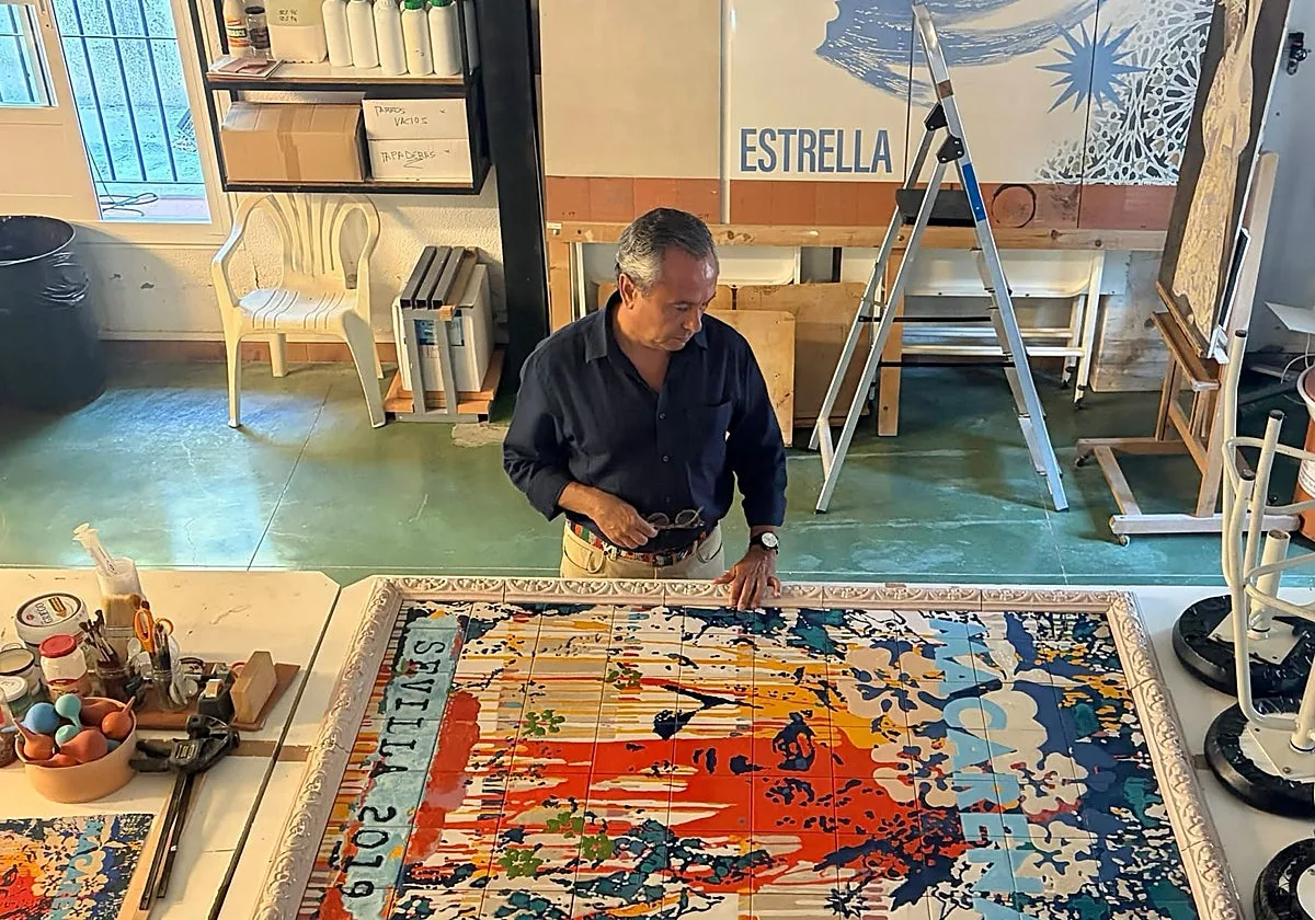 El retablo cerámico de la Macarena, inspirado en el cartel de Manolo Cuervo, finaliza con éxito el proceso de coacción