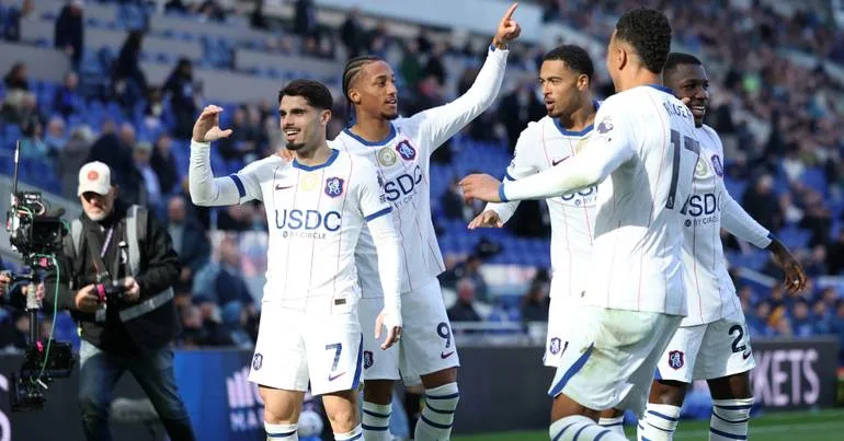 Bis de Pedro Neto garante triunfo do Chelsea