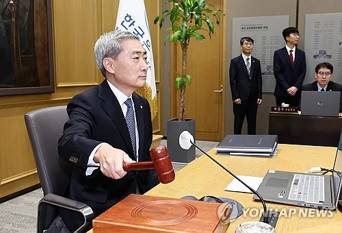 한은 총재 "향후 6개월, 완만한 금리 인상 예상"