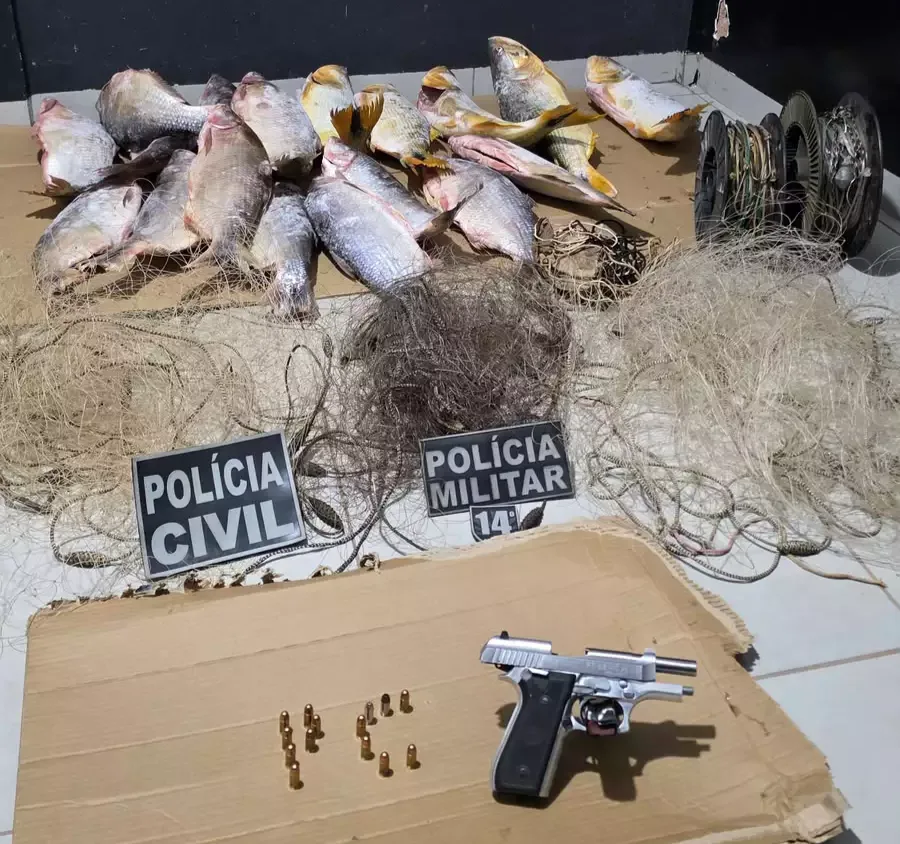 Homem em liberdade condicional é preso com pistola e pescado ilegal