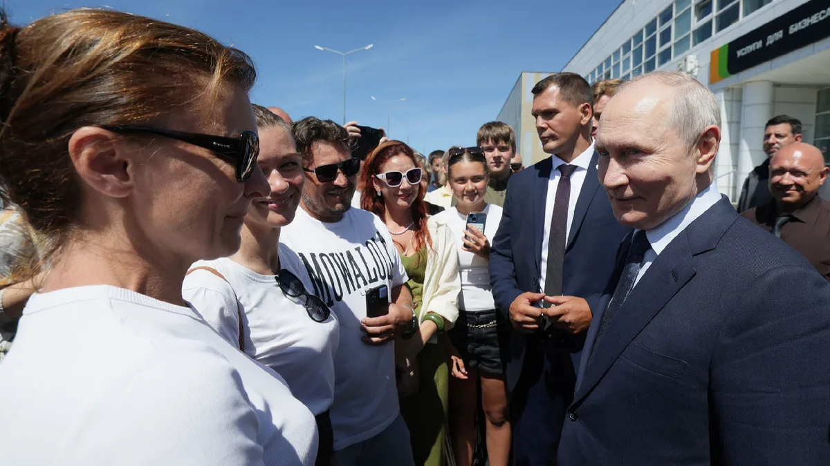 What signals does Putin's visit to Iturup island send?