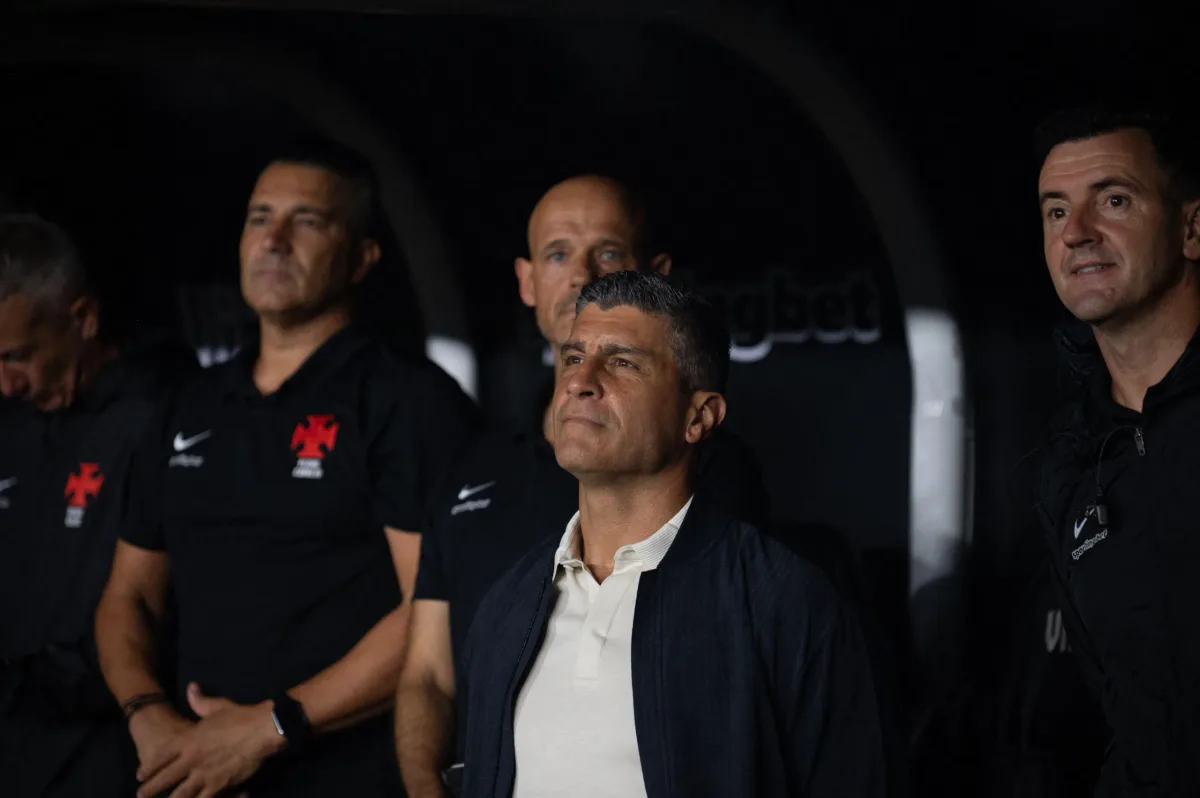 Pedro Emanuel defende jogadores após primeira vitória pelo Vasco no Brasileirão