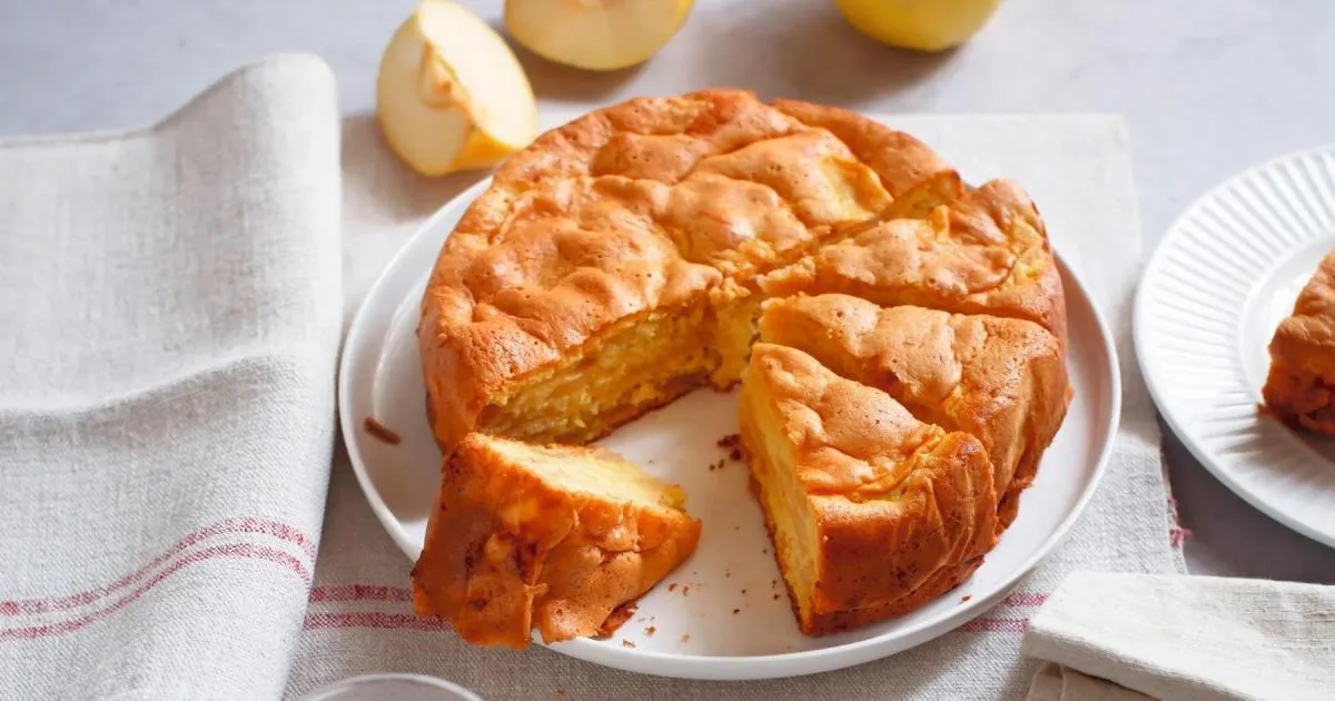Sharlotka: cómo hacer la torta de manzana rusa más esponjosa, fácil y con solo 4 ingredientes