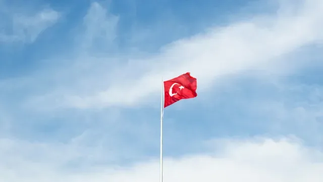 Turquia liberta 106 manifestantes e prende outros ativistas LGBTQ