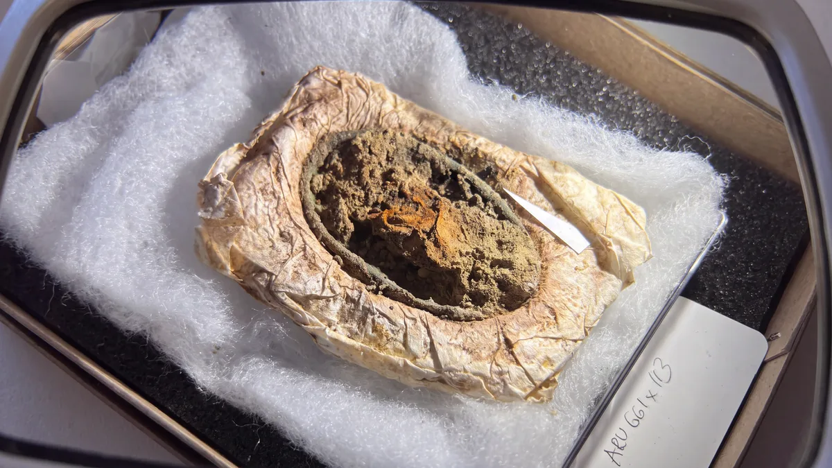 Arqueólogos descobrem na Dinamarca fragmentos raros de roupas de 1.300 anos preservados dentro de um túmulo da Era Viking