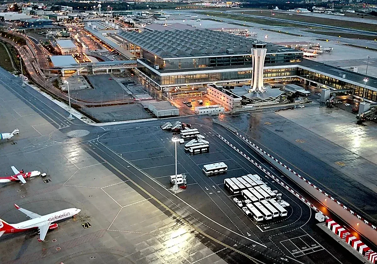 Un dron obliga a desviar ocho vuelos en el Aeropuerto de Málaga