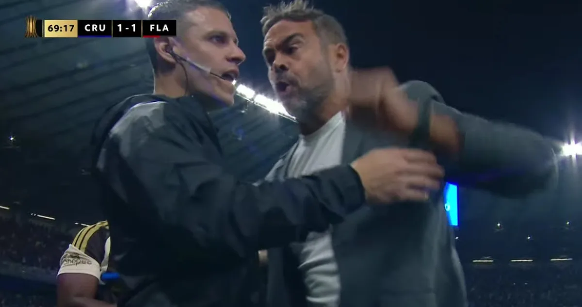 Artur Jorge se revolta com falta que originou gol do Flamengo e leva amarelo; veja