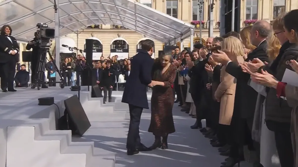 « Je ne suis pas son pote » : Quand Catherine Ringer esquivait la bise d’Emmanuel Macron