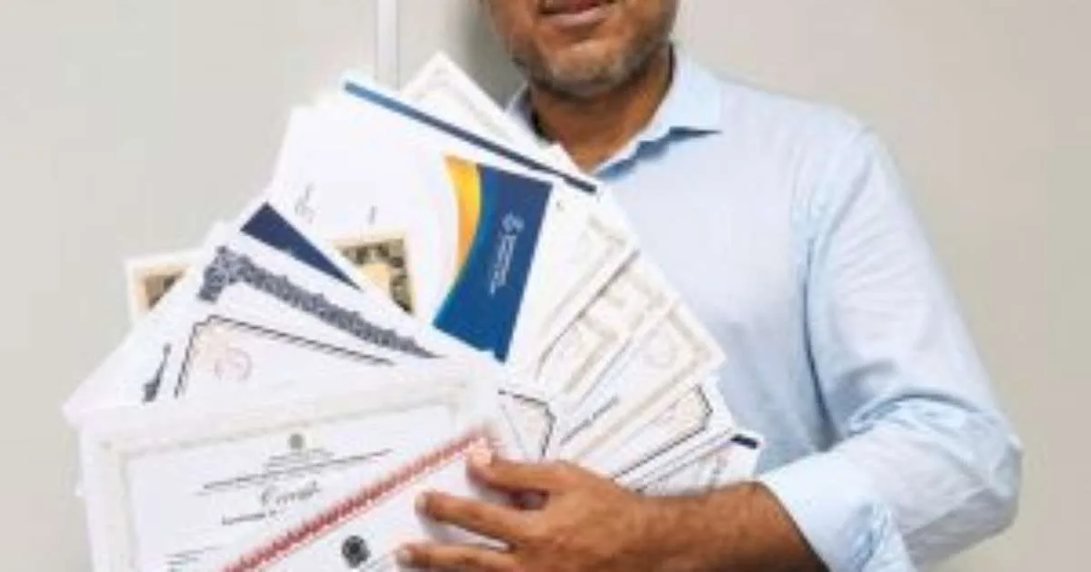 Professor do Ceará bate recorde no Brasil com 17 diplomas de licenciatura