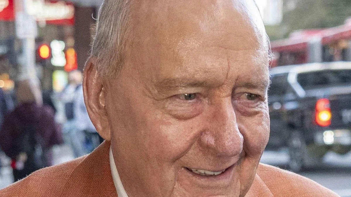 Alan Jones allegedly groped man under table, court told in trial