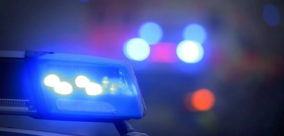 Bis zu sechs Personen schlagen und treten auf 17-Jährigen ein