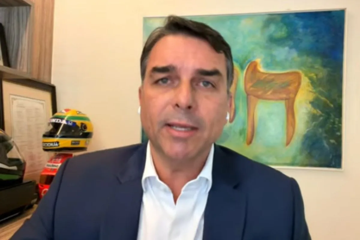 Sistema do TSE volta a mostrar Flávio Bolsonaro como filiado ao PL