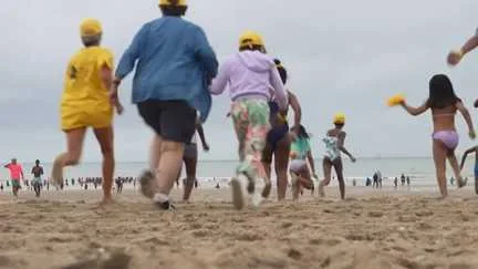 "Je ne suis jamais allé à la plage de ma vie" : le Secours populaire emmène les enfants à la mer à Deauville