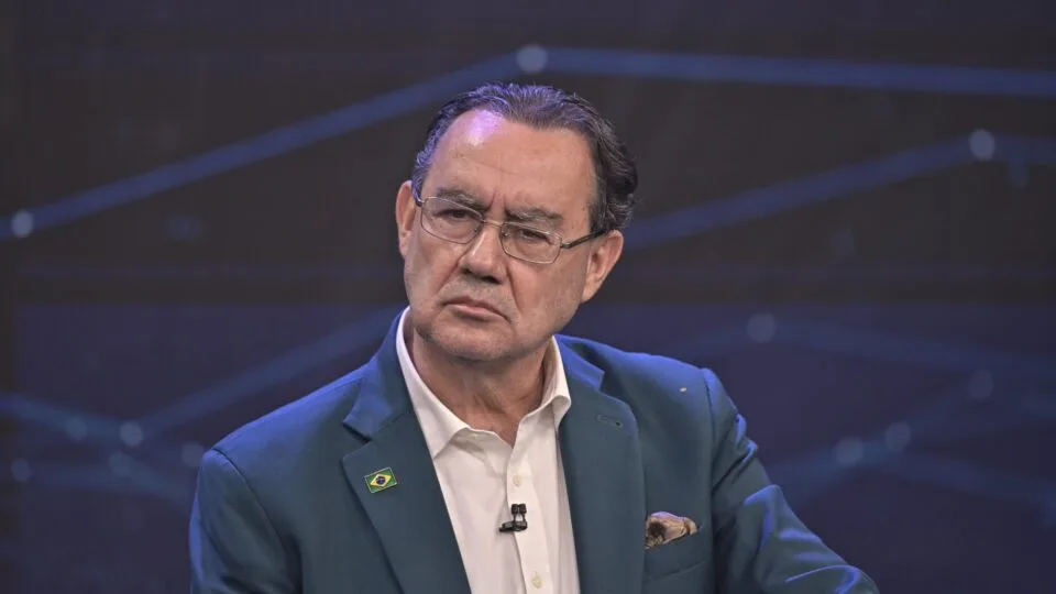 O primeiro candidato que ultrapassou 10% nas intenções de voto além de Flávio e Lula