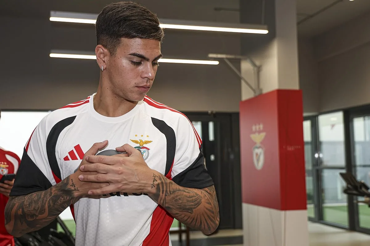 Baixa no Benfica. Enzo Barrenechea sofre entorse do joelho com rotura do menisco