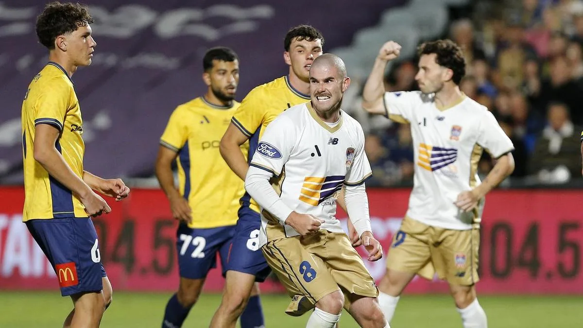 Mariners held, coach gives 'pass mark' against rivals