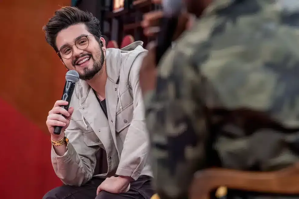 VÍDEO: Luan Santana faz o “L” em show, mas equipe do sertanejo nega apoio a Lula