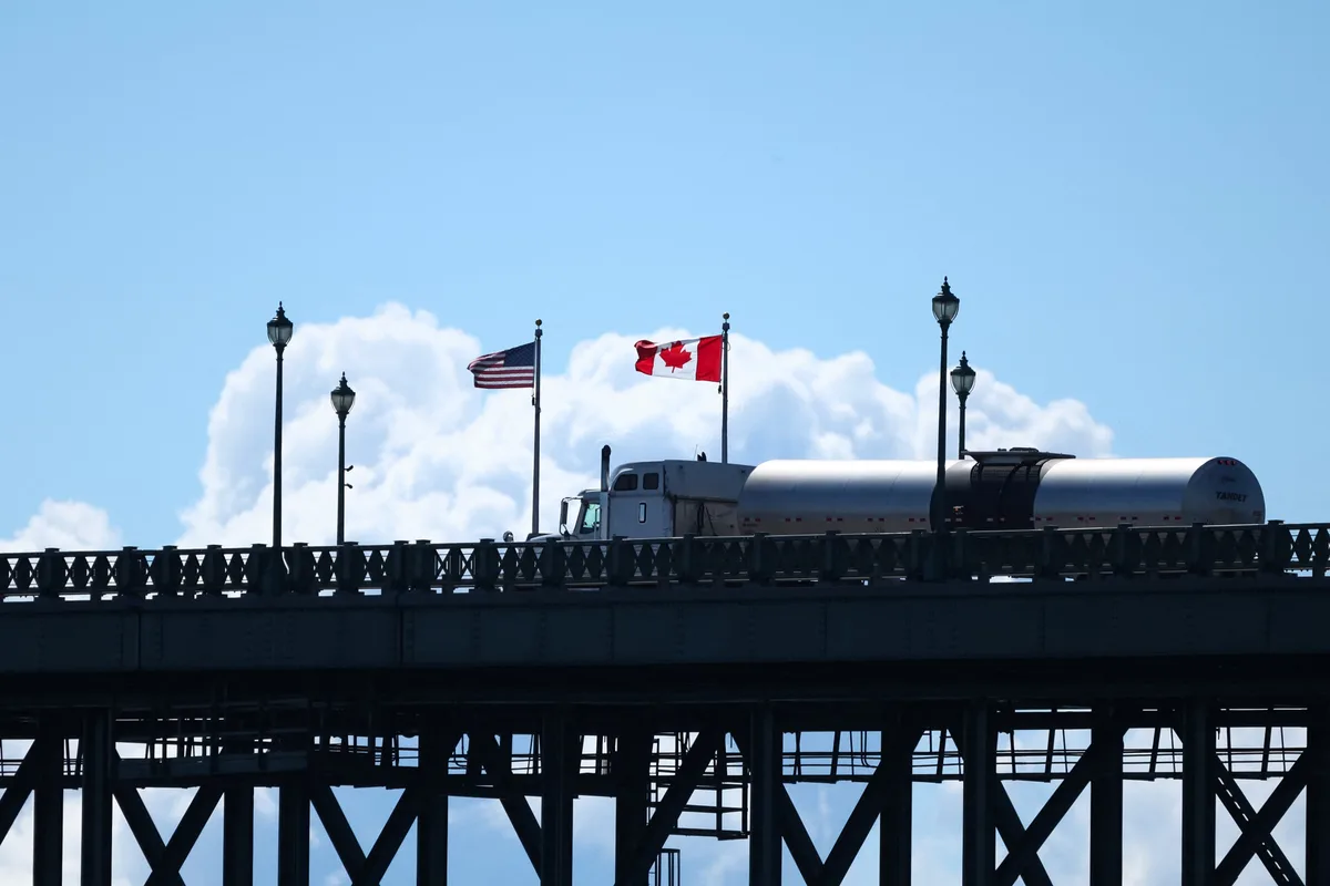 Trade tensions weigh on Canadian dollar