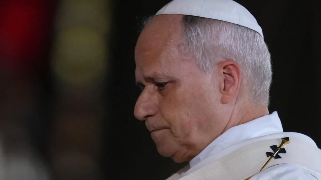 Após cirurgia para tratar câncer no pulmão, Vaticano acompanha com cautela recuperação de Leão XIV