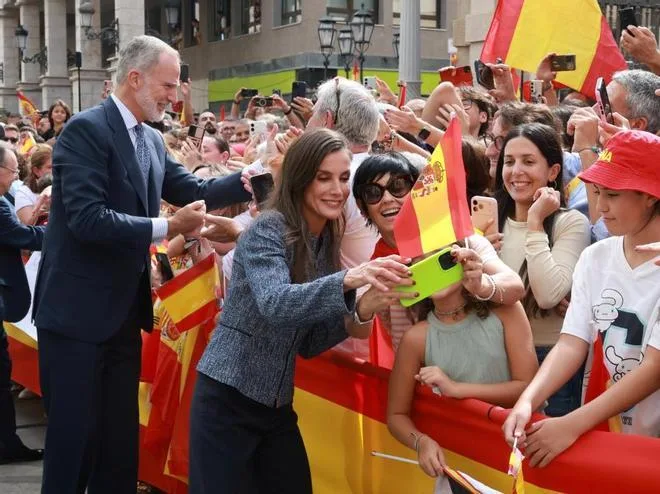 Felipe VI pide en Ceuta que los inmigrantes que entraron irregularmente regresen a sus países "lo antes posible"