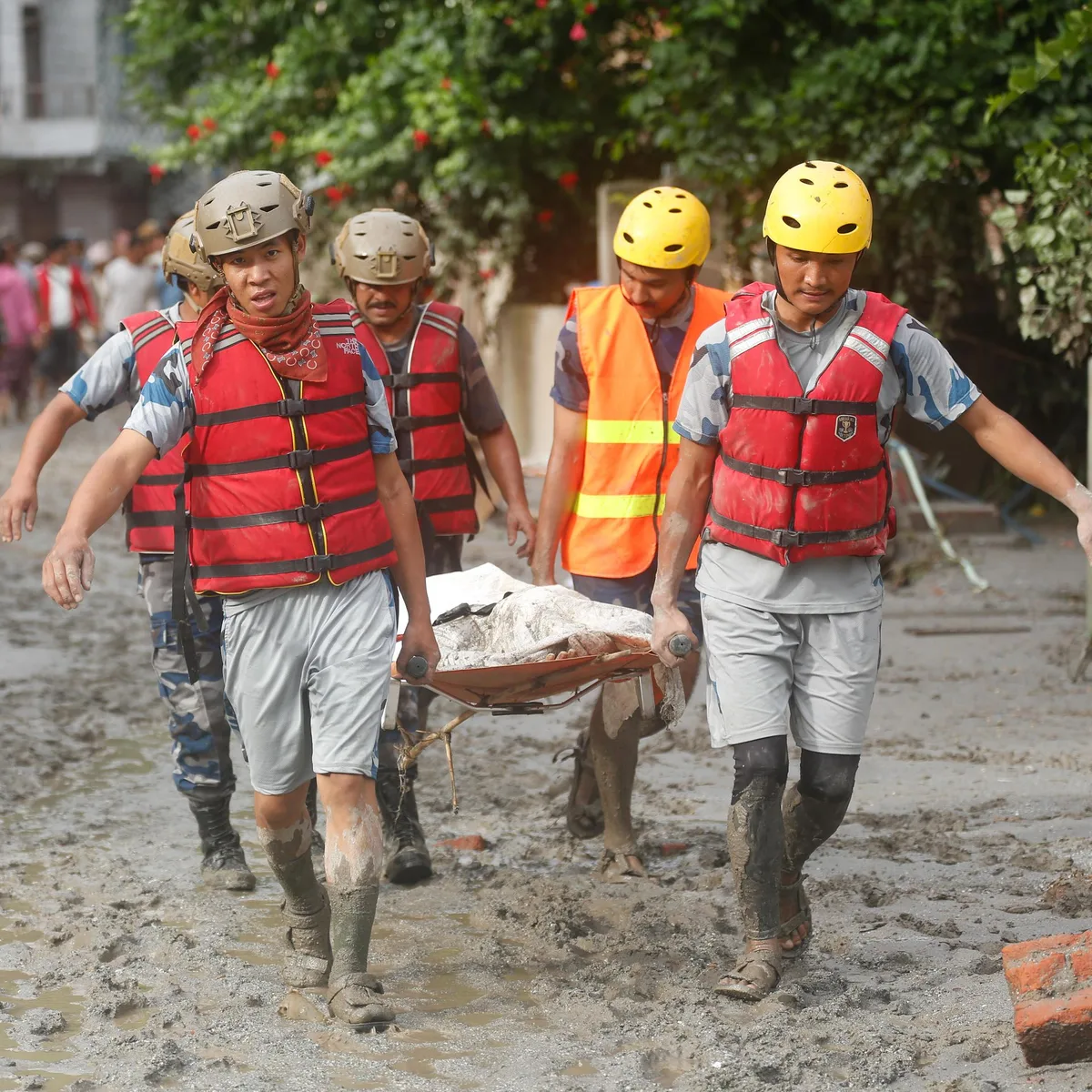 Naturkatastrophe - Zahl der Toten nach Sturzflut in Nepal und China steigt auf fast 400