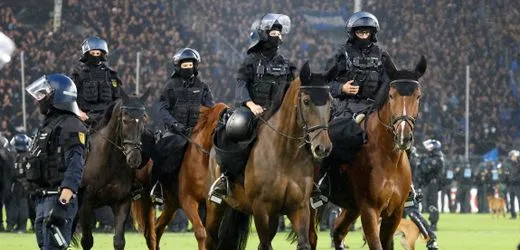 Mannheim: Pokal-Derby gegen Kaiserslautern eskaliert – Polizei rückt mit Hundertschaft und Pferdestaffel an