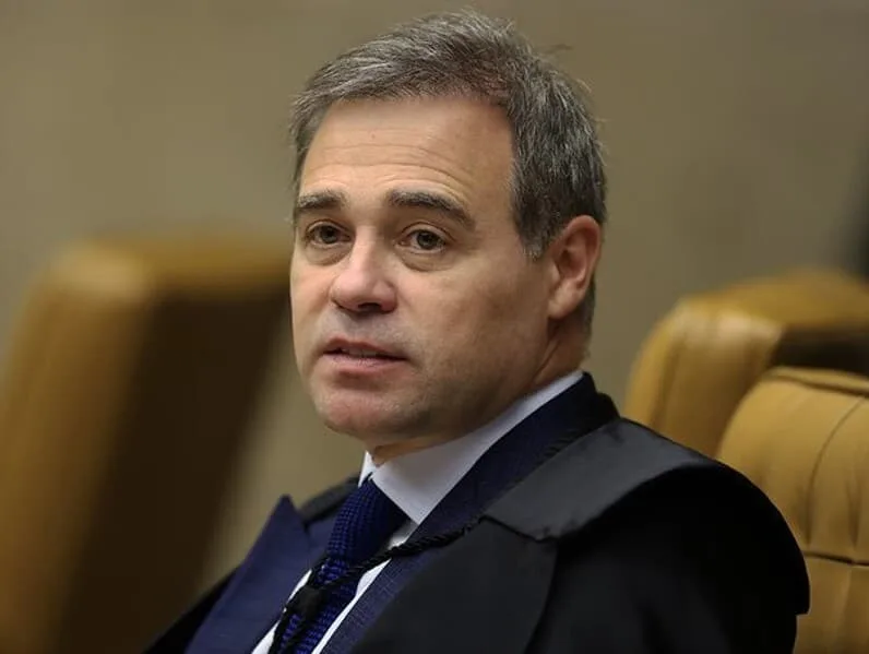 André Mendonça justifica intimação presencial à PF por risco ao sigilo