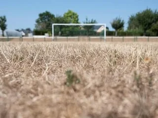 Pelouses cramées et reprise impossible… La sécheresse va-t-elle avoir raison des terrains de foot et de rugby amateurs ?