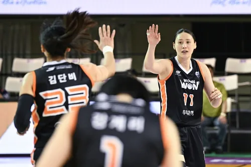 강이슬 23점…여자농구 우리은행, 조 1위로 박신자컵 4강행