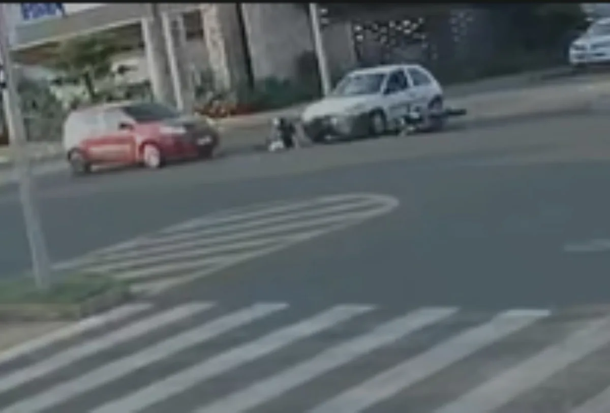 Vídeo mostra batida que matou motociclista entre dois carros em Campo Grande
