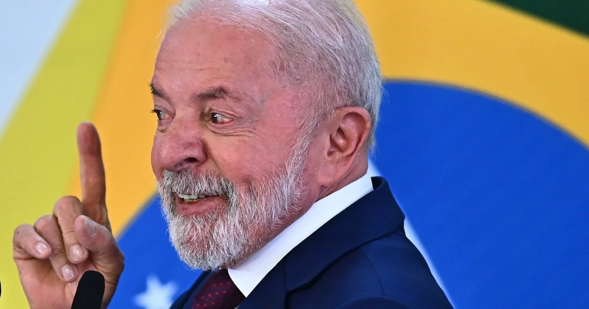 Elecciones en Brasil: mientras su hijo enfrenta una investigación por corrupción, se achica la ventaja de Lula frente a Bolsonaro